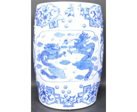 A vintage 20th century Chinese Kangxi oriental blue and white ceramic jardinière plant stand having hand painted Chinese drag