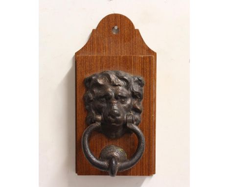 AN EARLY 19TH CENTURY LION'S HEAD DOOR KNOCKER. The door knocker with a back plate in the form of a lions head with ring-knoc