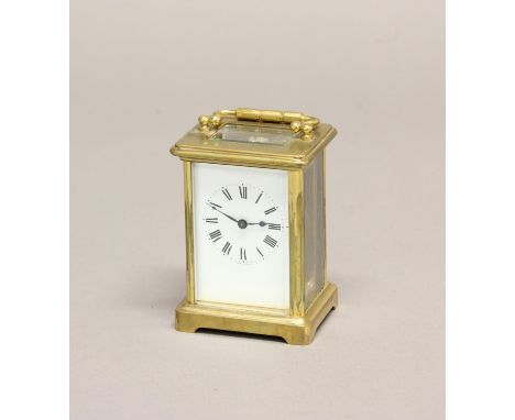 AN EARLY 20TH CENTURY BRASS CASED CARRIAGE CLOCK. A brass cased carriage clock with white enamelled dial and Roman numerals, 