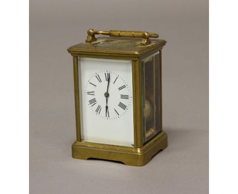 A 19TH CENTURY FRENCH BRASS CASED CARRIAGE CLOCK. A brass cased carriage clock with a white enamelled dial with Roman numeral