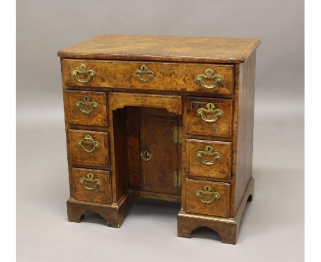 AN EARLY 18TH CENTURY BURR WALNUT VENEERED KNEEHOLE DESK. A kneehole desk with a rectangular cross banded burr walnut veneere