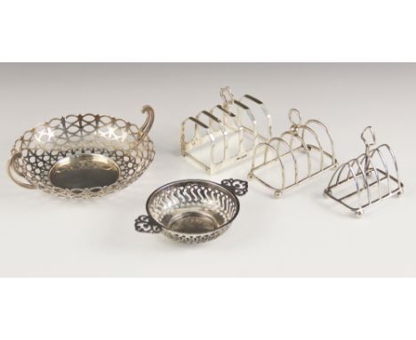 An Edwardian silver bonbon dish, S Blanckensee and Son Ltd, Birmingham 1906, the pierced openwork basket with flying twin han
