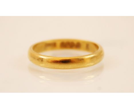 A 22ct yellow gold wedding band, marks for ‘WC and S’, Chester 1939, ring size K, 3.1gms 