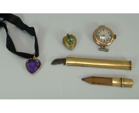 AN UNUSUAL 9CT YELLOW GOLD ENCASED PENCIL & SCALPEL / SHARPENER, a yellow gold (believed) heart-shaped locket pendant and a 9