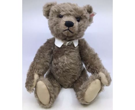 Steiff: A Steiff British Collectors Bear 2004. Limited edition with red/white tag. , Growler, white collar fitted with Elepha