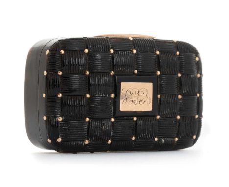 EARLY VICTORIAN SNUFF BOX, of rectangular form, in tortoiseshell and unmarked gold, the hinged lid of basket weave design wit