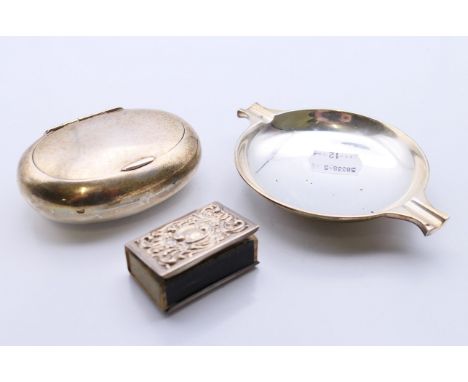 A silver ashtray, a silver snuff box and a silver matchbox cover. The former 12 cm wide. 125.5 grammes. 