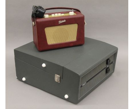 A vintage Roberts radio and a vintage Fidelity record player. The latter 38 cm wide.