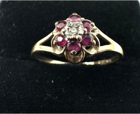 Vintage 9ct gold ruby & diamond  ring weight 1.3g