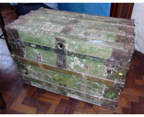 Edwardian travelling trunk bearing Cunard White Star Line "Baggage Hold" label and also "New York to Southampton" label. Cond