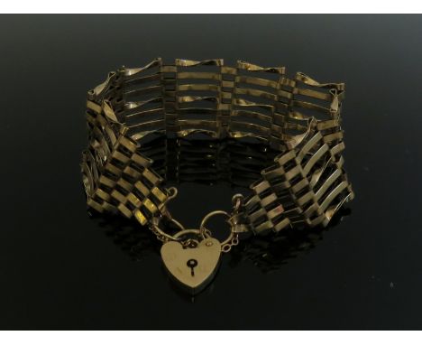 A 9ct gold gate bracelet, 15.3g