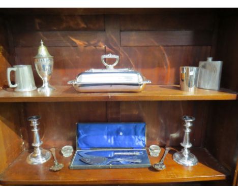 A quantity of silver plated items including pair of candlesticks, hip flask, tankards and flatware, etc