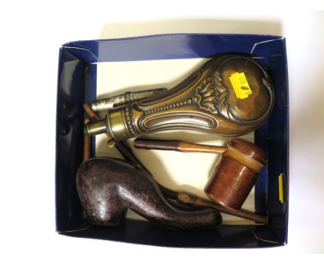 A small collection of collectables to include powder horn corkscrew, a pipe (possibly Black Forest) and a cased pipe possibly