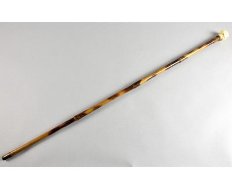 19th century bamboo walking stick with carved ivory finial in the form of a skull, 94cm longPLEASE NOTE: THIS ITEM CONTAINS O