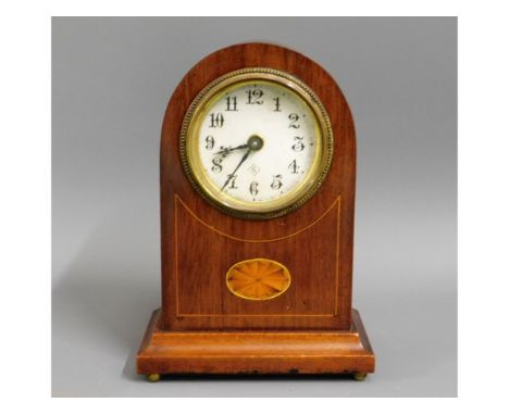 An Edwardian mantle clock with inlaid decor, 8.25in tall