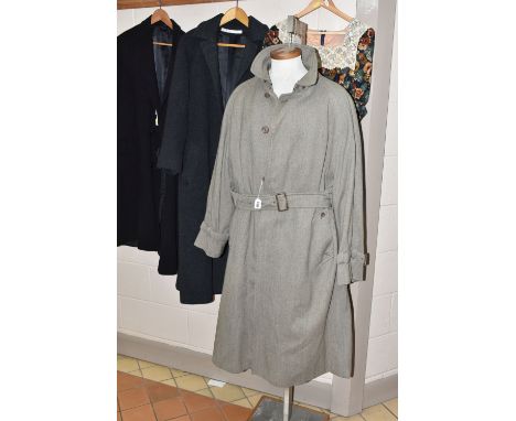 A GENTLEMEN'S AQUASCUTUM OVERCOAT, showerproof pure new wool overcoat with removable woollen lining, approximate size L/XL, t