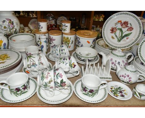 A LARGE QUANTITY OF PORTMEIRION 'THE BOTANIC GARDEN' OVEN TO TABLEWARE, comprising a teapot, a teapot for one, eight dinner p