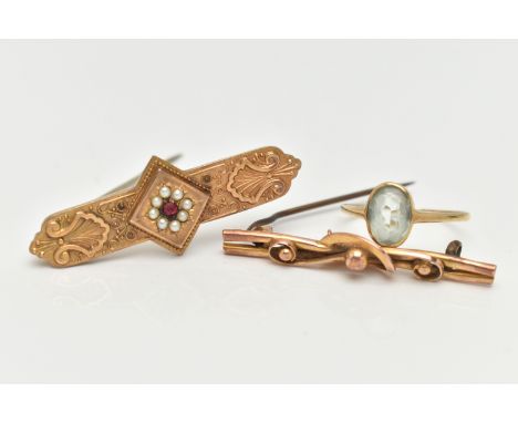 THREE ITEMS OF JEWELLERY, to include an aquamarine ring, designed as an oval aquamarine in a collet setting, mark is rubbed, 