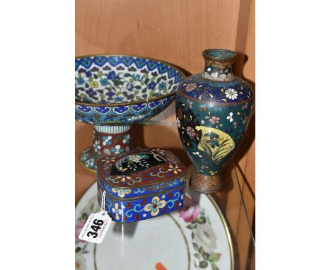 THREE PIECES OF ORIENTAL CLOISONNE, comprising a trinket box with a hinged lid, blue decoration around the sides, with a fan 