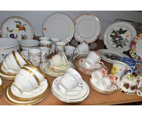 A GROUP OF CERAMIC TEA AND DINNER WARE, to include two dinner plates and two tea plates in Portmeirion The Holly and the Ivy 