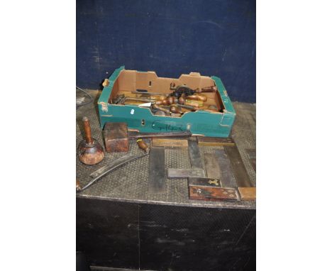 A TRAY CONTAINING CARPENTRY TOOLS including a hardwood carvers mallet, a Burr hardwood mallet, a Draw knife, 6 tri squares, a