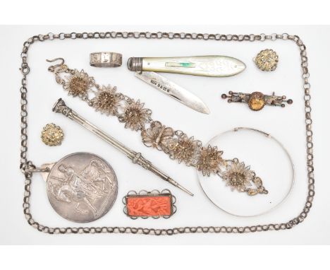 A SELECTION OF SILVER AND WHITE METAL JEWELLERY, to include a Scottish thistle bar brooch with central oval citrine, a Mappin