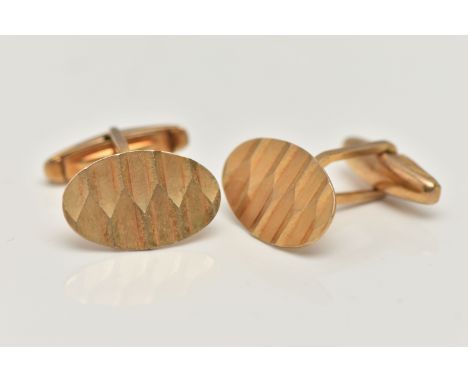 A PAIR OF 9CT GOLD CUFFLINKS, oval cufflinks with engine turned pattern, hallmarked 9ct Birmingham, lever back fittings, appr