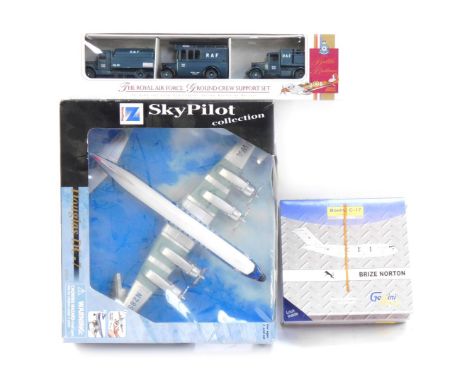 A Sky Pilot Collection Aeroplane Gemini Max Boeing C17, 1:400 scale, and a set of Royal Airforce Ground Crew Support sets, bo