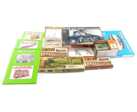 Railway related accessories, comprising Hornby OO gauge footbridge, Airfix Harrow OO scale model, building kits, Revell Big B
