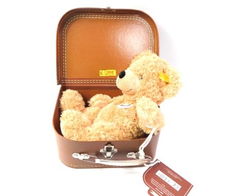 A Steiff Fynn Travel Bear, blonde plus, in brown travel case, No 11471.