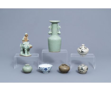 Full title: A varied collection of Chinese blue, white and celadon porcelain, Ming and laterDescription: H 25,4 - 6,7 cm (the