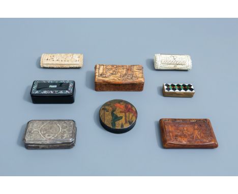 Full title: A collection of eight snuff and pill boxes and covers, various origins, 19th/20th C.Description: H 3,5 - L 10,6 -