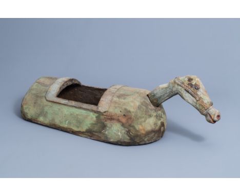 Full title: A carved wooden and polychrome decorated children's playing horse, ca. 1900Description: H 38 - L 127,5 cmConditio
