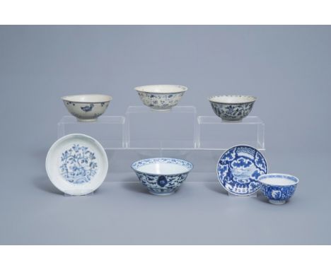 Full title: A varied collection of Chinese blue and white bowls and saucers, Ming and laterDescription: H 7,1 cm - Dia.: 17,2