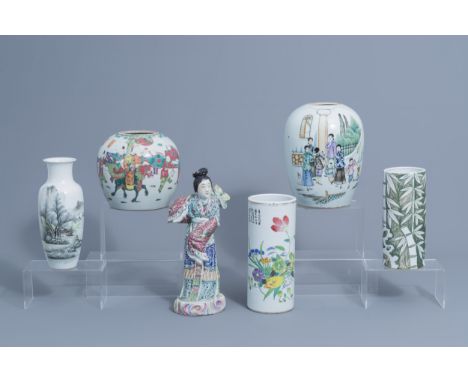 Full title: A varied collection of Chinese famille rose and famille verte porcelain, 19th/20th C.Description: H 36,4 - 20 cm 