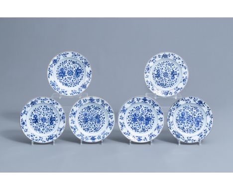 Full title: Six Chinese blue and white plates with floral design, Kangxi/YongzhengDescription: Dia.: 22,9 cmCondition:Please 