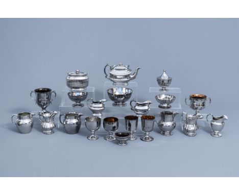Full title: A varied collection of English silver lustreware items, 19th C.Description: H 15,5 - 5,9 cm (the tallest and the 