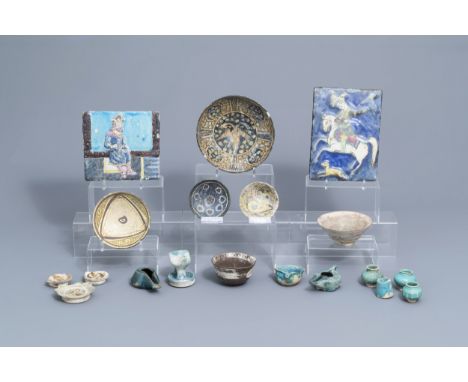 Full title: A collection of 19 Islamic ceramic wares, 12th C. and laterDescription: Various dimensions.Ê 25,3 x 18,5 cm (the 