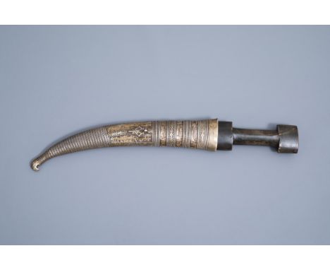 Full title: A Kurdish 'jambiya' dagger with horn handle and matching scabbard, 19th/20th C.Description: L 43 cmCondition:Plea