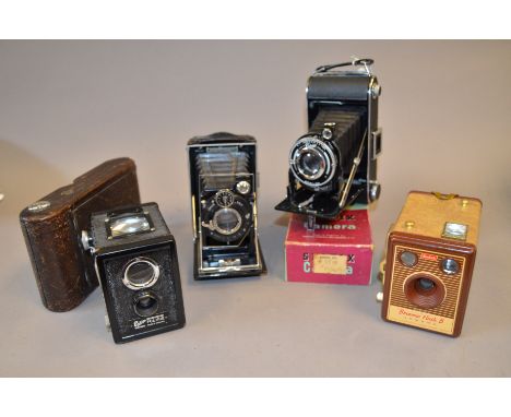 Folding and Box Cameras, incl; Kamera Werkstatten folding plate camera, Ensign Selfix 20 in original box, German folding came