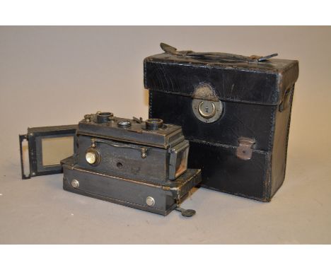 Richard Jules Verascope Stereo Camera, Body with film holder and maker's case 