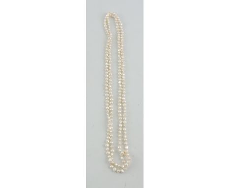 A freshwater pearl strand, L. 158cm.