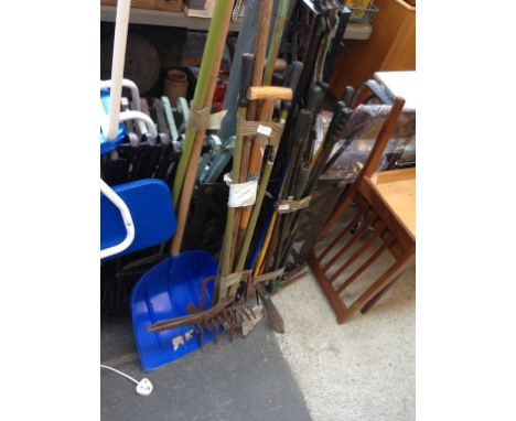 3 BUNDLES OF GARDEN TOOLS