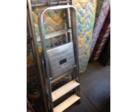 SMALL ALUMINIUM STEP LADDERS