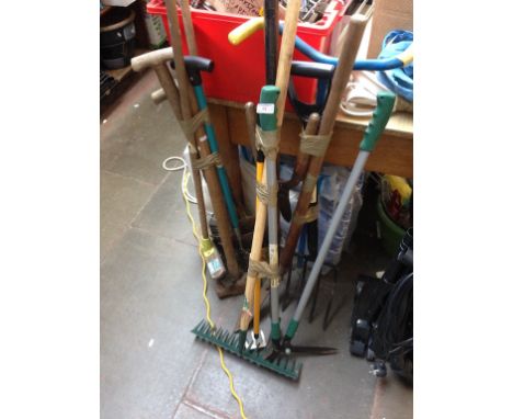 3 BUNDLE OF GARDEN TOOLS