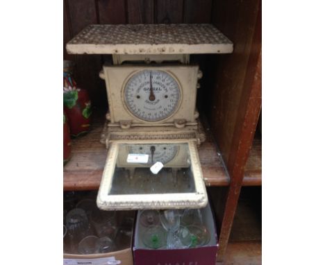 CAST IRON WEIGHING SCALES WITH MIRROR - VICTORIAN