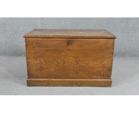 Trunk, 19th century elm. H.46 W.76 D.43cm 