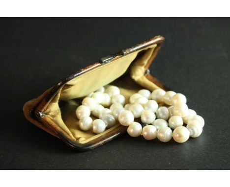 A string of vintage knotted baroque cultured pearls with a silver hook and push clasp. 
H.7 W.10 cm. 