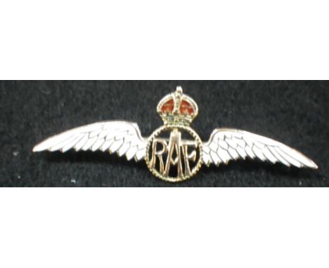AN RAF 9CT YELLOW GOLD AND ENAMEL SWEETHEART BROOCH