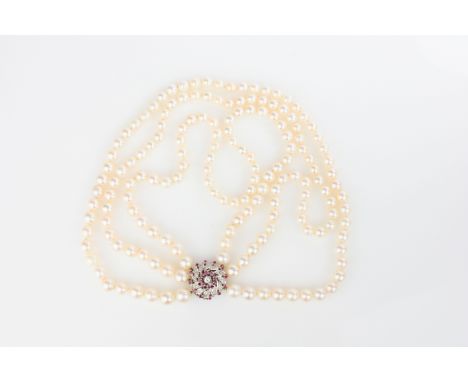 Perlencollier, 3-reihig, Schließe 750 Weißgold, punziert, mit Rubin- und Diamantbesatz, gesamt ca. 0,30 ct, K-L, si2, Perlen,